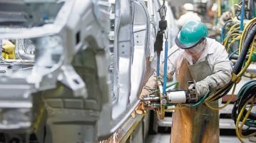 La industria no repunta: en abril volvió a caer y acumula una baja de 2,4%