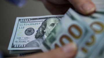 Si no se quiere ir al dólar y se necesita estar líquido en pesos, los analistas recomiendan bonos atados al dólar. Foto: Bloomberg