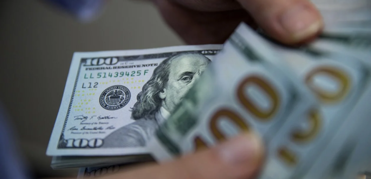 Si no se quiere ir al dólar y se necesita estar líquido en pesos, los analistas recomiendan bonos atados al dólar. Foto: Bloomberg