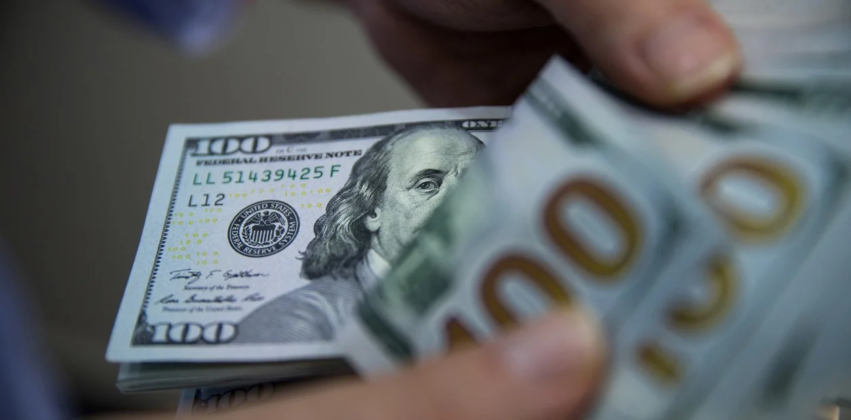 Si no se quiere ir al dólar y se necesita estar líquido en pesos, los analistas recomiendan bonos atados al dólar. Foto: Bloomberg