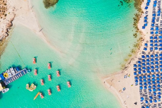 La vista aérea de la famosa playa de Nissi en Ayia Napa: el destino predilecto de la isla