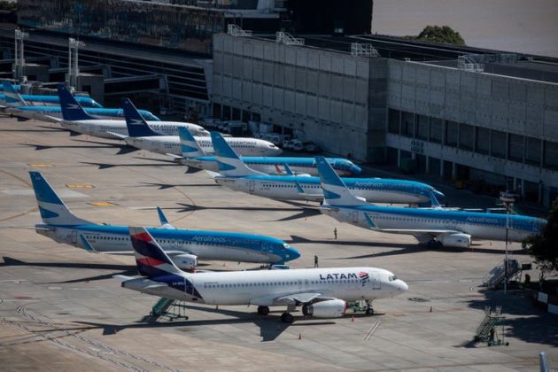 Aviones de Aerolineas Argentinas y Latam en el aeroparque de Buenos Aires en medio de la parálisis por la pandemia