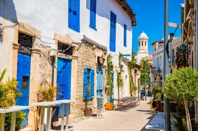 Genethliou Mitellla, la calle turística que lleva a la catedral de Ayia Napa en Limassol, Chipre