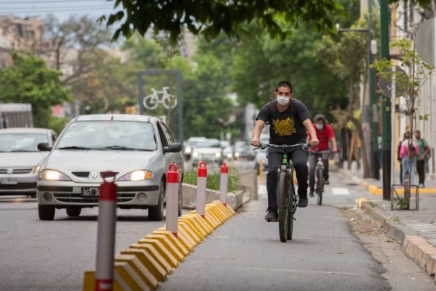 Ciclistas por la nueva ciclovía de la avenida Belgrano. Crédito: Matías Maiztegui