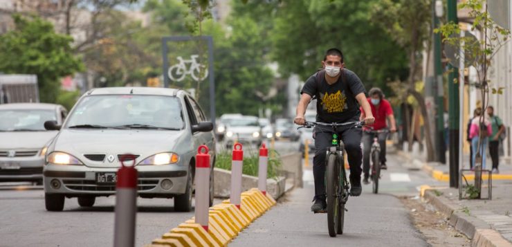 Ciclistas por la nueva ciclovía de la avenida Belgrano. Crédito: Matías Maiztegui