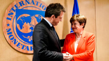El FMI confirmó que se puede seguir pagando deuda con yuanes