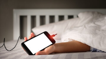 Las razones por las que es peligroso dejar cargando el celular toda la noche